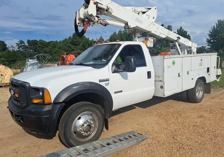 White 2005 Ford F-550 utility bucket truck at pickup in Brookhaven, Mississippi