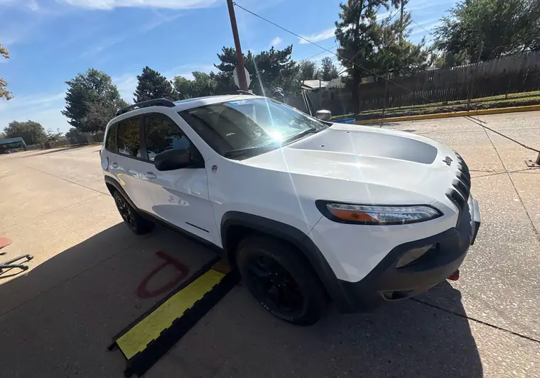 White 2017 Jeep Cherokee at the dealer auction in Oklahoma City